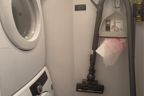 Condo in Miami, Florida, 1 bedroom  № 2011330 - photo 18