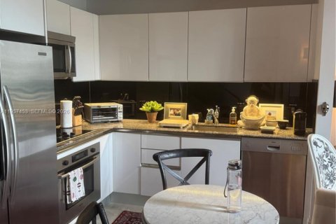 Condo in Miami, Florida, 1 bedroom  № 2011330 - photo 7