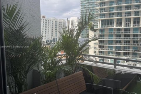 Condo in Miami, Florida, 1 bedroom  № 2011330 - photo 2