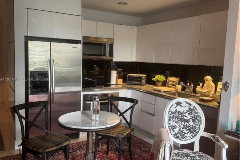 Condo in Miami, Florida, 1 bedroom  № 2011330 - photo 6