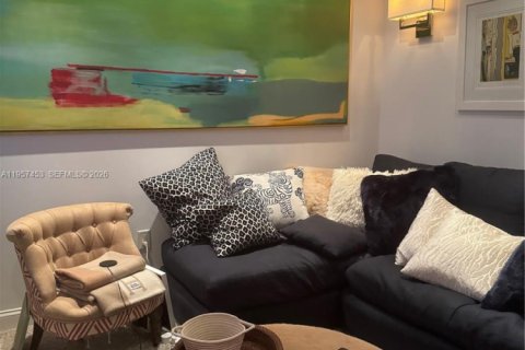 Condo in Miami, Florida, 1 bedroom  № 2011330 - photo 12