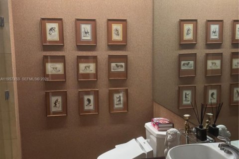 Condo in Miami, Florida, 1 bedroom  № 2011330 - photo 16