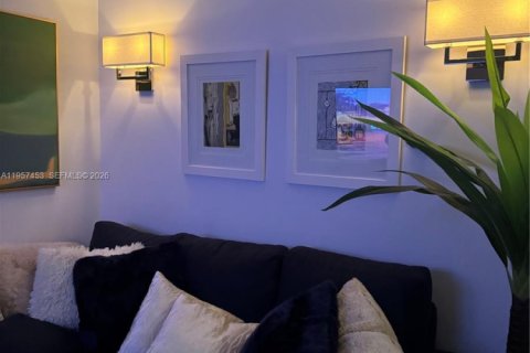 Condo in Miami, Florida, 1 bedroom  № 2011330 - photo 13
