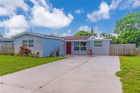 Villa ou maison à louer à Hollywood, Floride: 3 chambres, 115.48 m2 № 1962755 - photo 1