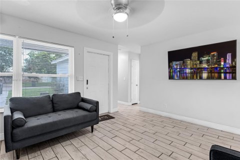 Villa ou maison à louer à Hollywood, Floride: 3 chambres, 115.48 m2 № 1962755 - photo 4