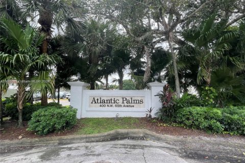 Купить кондоминиум в Маргит, Флорида 2 спальни, 91.97м2, № 1980282 - фото 1