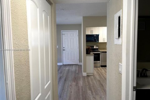 Купить кондоминиум в Маргит, Флорида 2 спальни, 91.97м2, № 1980282 - фото 15