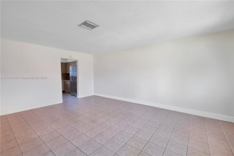 Propiedad comercial en venta en Miami, Florida, 189.24 m2 № 1746258 - foto 3