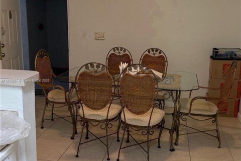 Copropriété à vendre à Pembroke Pines, Floride: 2 chambres, 98.29 m2 № 1960659 - photo 13