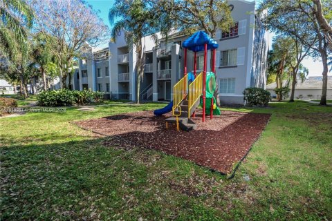Copropriété à vendre à Pembroke Pines, Floride: 2 chambres, 98.29 m2 № 1960659 - photo 3