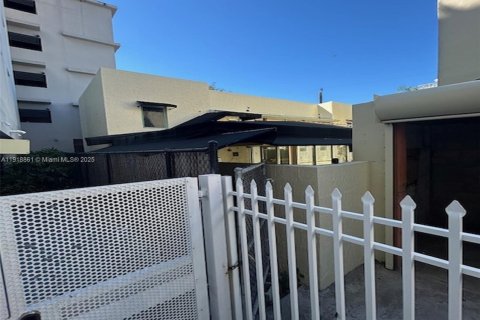 Commercial property in Miami Beach, Florida № 1974083 - photo 10