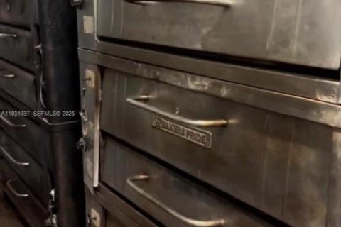 Коммерческая недвижимость в Хайалиа, Флорида № 2035674