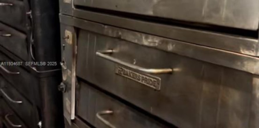 Коммерческая недвижимость в Хайалиа, Флорида № 2035674