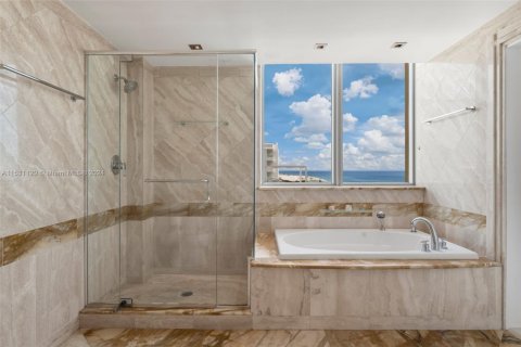 Снять в аренду кондоминиум в Майами-Бич, Флорида 3 спальни, 252.42м2, № 1865335 - фото 20