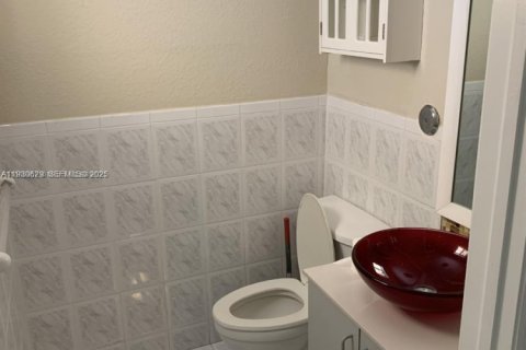 Touwnhouse à louer à Hialeah, Floride: 3 chambres, 109.62 m2 № 1989419 - photo 11