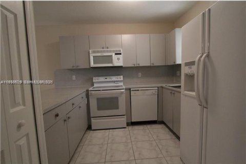 Touwnhouse à louer à Hialeah, Floride: 3 chambres, 109.62 m2 № 1989419 - photo 2