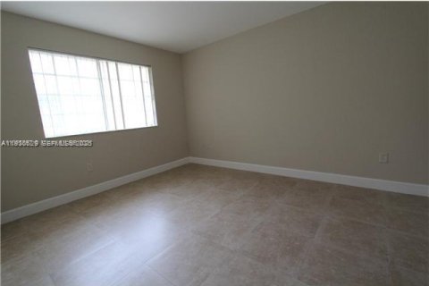 Touwnhouse à louer à Hialeah, Floride: 3 chambres, 109.62 m2 № 1989419 - photo 8