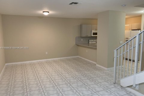 Touwnhouse à louer à Hialeah, Floride: 3 chambres, 109.62 m2 № 1989419 - photo 1