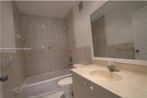 Touwnhouse à louer à Hialeah, Floride: 3 chambres, 109.62 m2 № 1989419 - photo 9