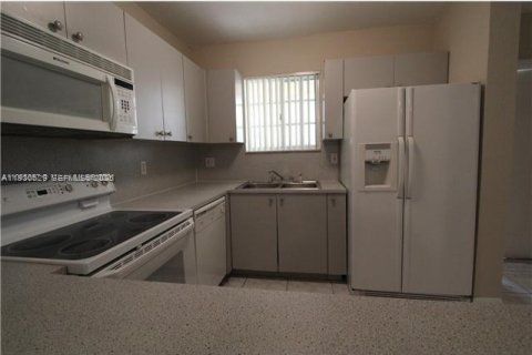 Touwnhouse à louer à Hialeah, Floride: 3 chambres, 109.62 m2 № 1989419 - photo 3