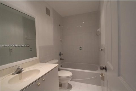 Touwnhouse à louer à Hialeah, Floride: 3 chambres, 109.62 m2 № 1989419 - photo 7