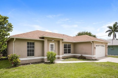 Villa ou maison à louer à Cape Coral, Floride: 3 chambres, 119.19 m2 № 2100272 - photo 3