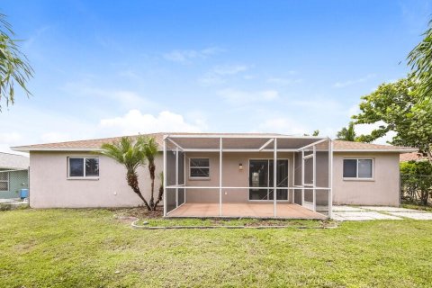 Villa ou maison à louer à Cape Coral, Floride: 3 chambres, 119.19 m2 № 2100272 - photo 16