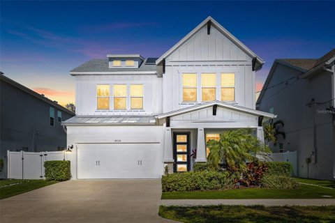 Casa en Tampa, Florida 5 dormitorios, 330.73 m2 № 2093651
