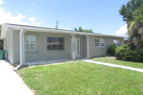 House in Port Charlotte, Florida 3 bedrooms, 162.49 sq.m. № 1833495 - photo 1