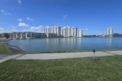 Condo à Aventura, Floride, 2 chambres  № 2079621