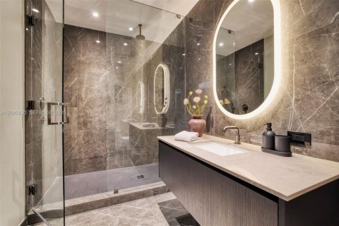 Condo in Miami, Florida, 2 bedrooms  № 2242619 - photo 12
