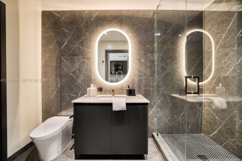 Condo in Miami, Florida, 2 bedrooms  № 2242619 - photo 17