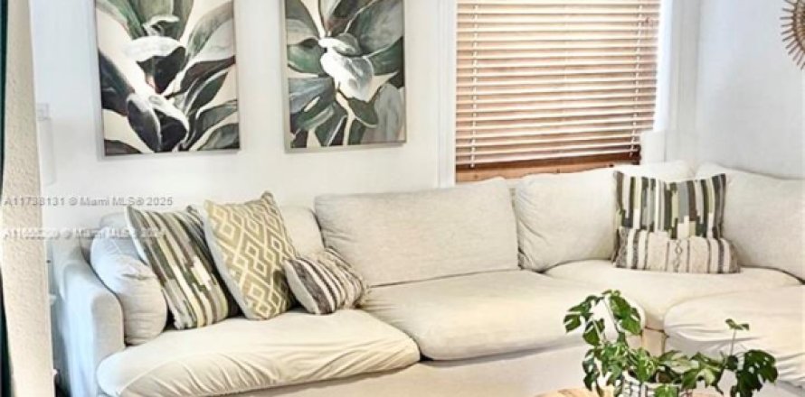 Townhouse in Miami, Florida 3 bedrooms, 145.39 sq.m. № 1486925
