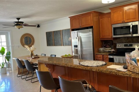 Townhouse in Miami, Florida 3 bedrooms, 145.39 sq.m. № 1486925 - photo 3