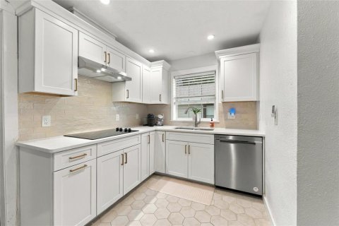 Villa ou maison à vendre à Tampa, Floride: 2 chambres, 97.92 m2 № 2414055 - photo 14