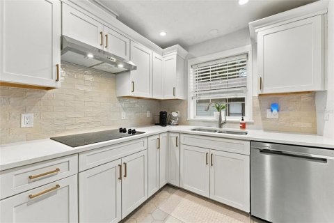 Villa ou maison à vendre à Tampa, Floride: 2 chambres, 97.92 m2 № 2414055 - photo 15