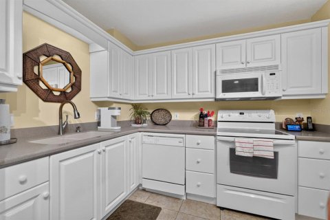 Condo in Daytona Beach, Florida, 2 bedrooms № 2149541 - photo 12