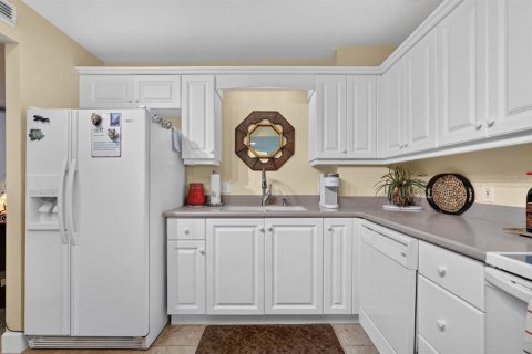 Condo in Daytona Beach, Florida, 2 bedrooms № 2149541 - photo 13