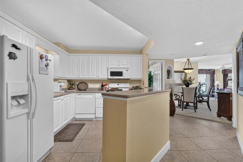 Condo in Daytona Beach, Florida, 2 bedrooms № 2149541 - photo 11