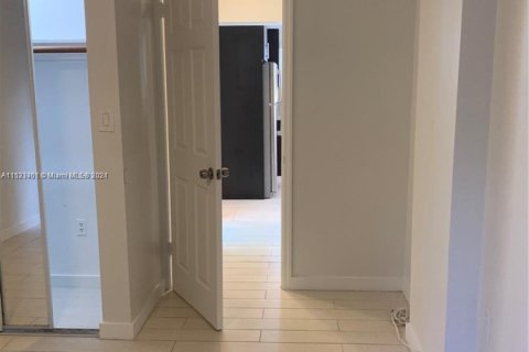 Condo in Miami Beach, Florida, 1 bedroom  № 1862244 - photo 5