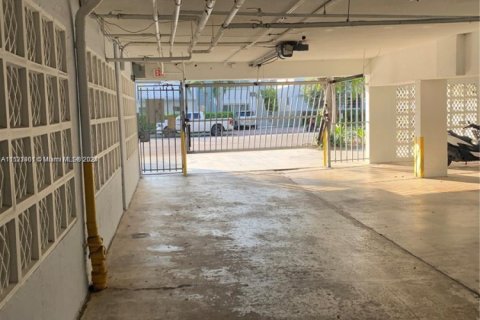 Condo in Miami Beach, Florida, 1 bedroom  № 1862244 - photo 21
