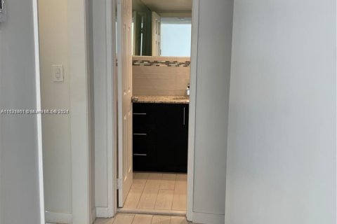 Condo in Miami Beach, Florida, 1 bedroom  № 1862244 - photo 13