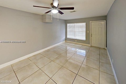 House in Fort Lauderdale, Florida 5 bedrooms, 164.25 sq.m. № 2021981 - photo 2