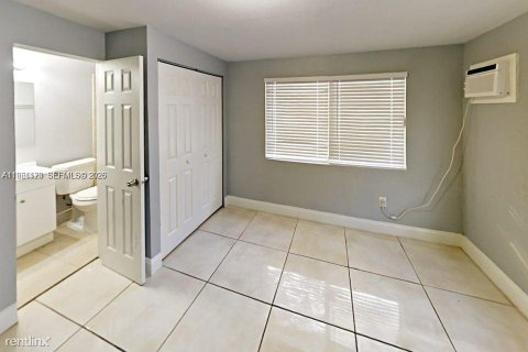 House in Fort Lauderdale, Florida 5 bedrooms, 164.25 sq.m. № 2021981 - photo 8