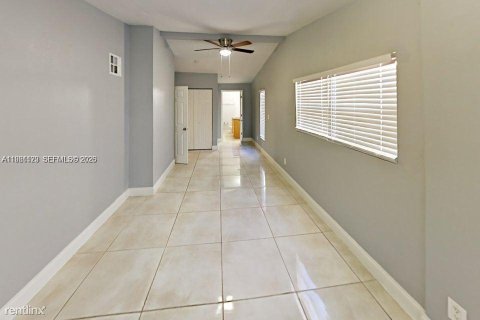 House in Fort Lauderdale, Florida 5 bedrooms, 164.25 sq.m. № 2021981 - photo 6