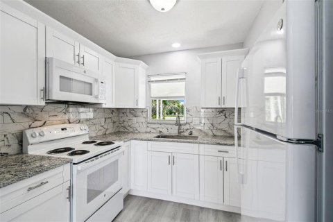 House in New Port Richey, Florida 2 bedrooms, 87.79 sq.m. № 2125066 - photo 15