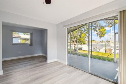House in New Port Richey, Florida 2 bedrooms, 87.79 sq.m. № 2125066 - photo 11