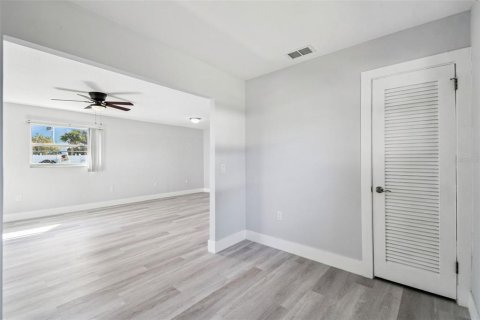 House in New Port Richey, Florida 2 bedrooms, 87.79 sq.m. № 2125066 - photo 14