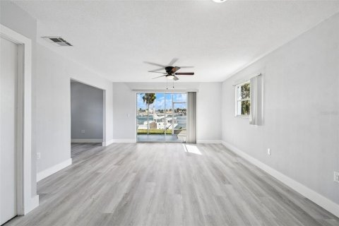 House in New Port Richey, Florida 2 bedrooms, 87.79 sq.m. № 2125066 - photo 8
