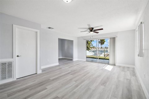 House in New Port Richey, Florida 2 bedrooms, 87.79 sq.m. № 2125066 - photo 7